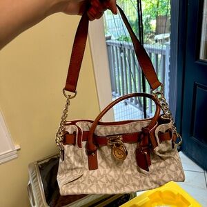 Michael Kors Purse. Only used twice. Still new.